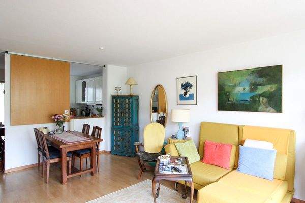 Wohnzimmer mit Durchreiche zur Küche