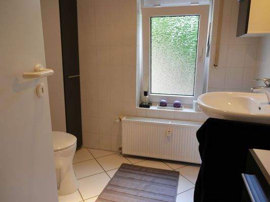 Badezimmer mit Fenster