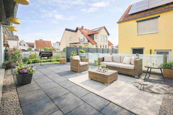 Terrasse (Möbel gestaged)