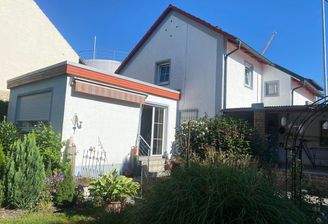 Außenansicht Blick vom Garten auf das Objekt