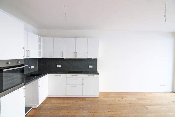 Wohnzimmer mit offener Küche