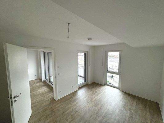 Schlafzimmer mit Loggia leer