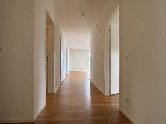 Heller Flur mit Holzboden