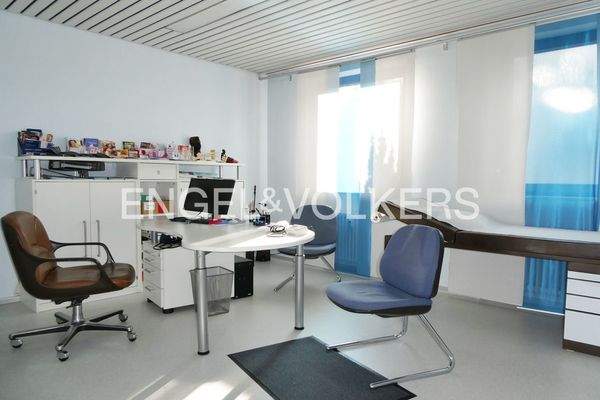 Behandlungszimmer in der Arztpraxis im Erdgeschoss