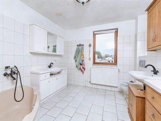 Tageslicht-Badezimmer mit Wanne