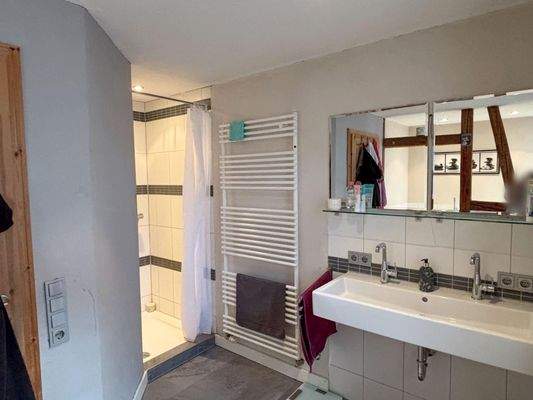 weiteres Badezimmer mit Dusche