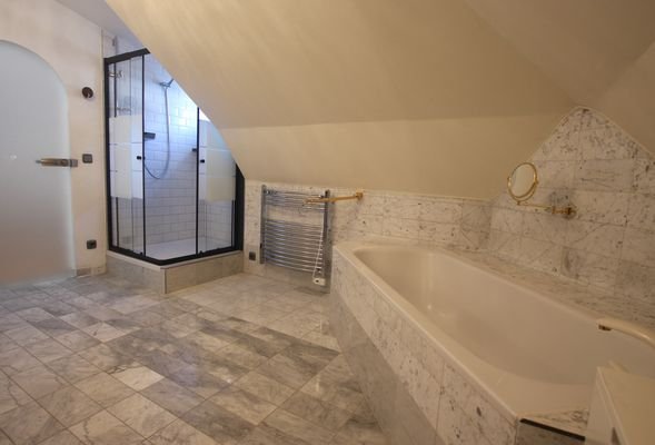 11 Badezimmer 2.JPG