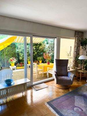 Blick von Wohnzimmer auf die Terrasse