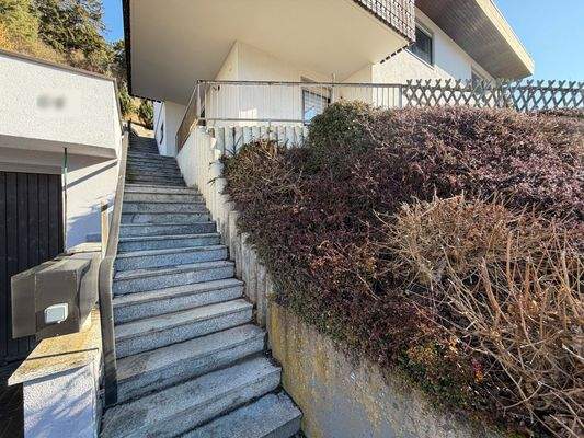 Außenansicht: Der Treppenaufgang führt ruhig gelegen hinauf zur Wohnung