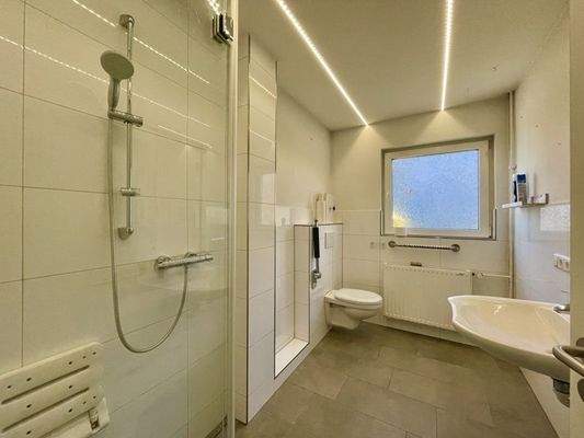 modernisiertes, altersgerechtes Badezimmer EG