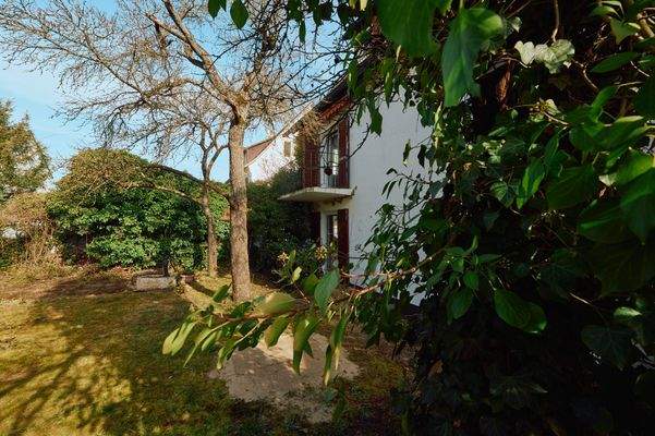 Objektansicht mit Garten 