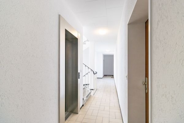 Mit dem Fahrstuhl oder der Treppe in die Wohnung