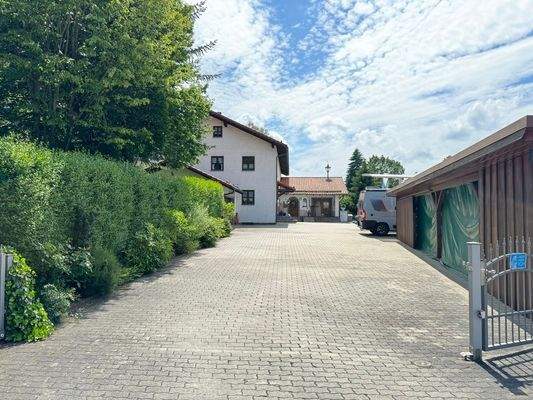 Großzügige Einfahrt
