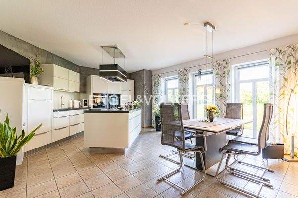 Die Küche mit angrenzendem Essbereich