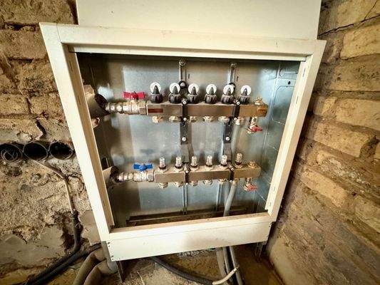 E9 Verteilerkasten Fussbodenheizung.jpeg