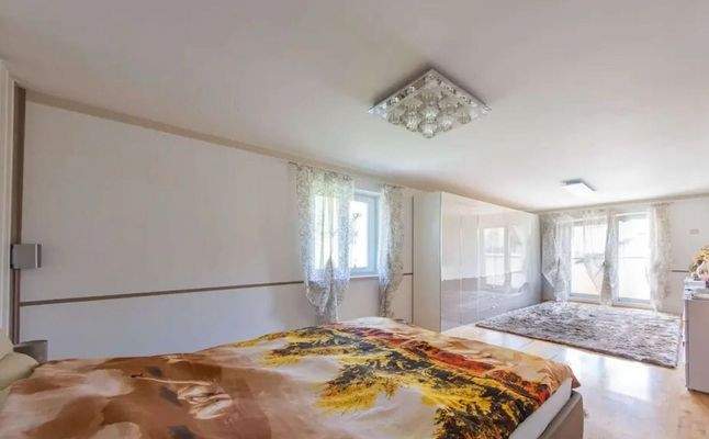 Schlafzimmer mit Balkonzugang