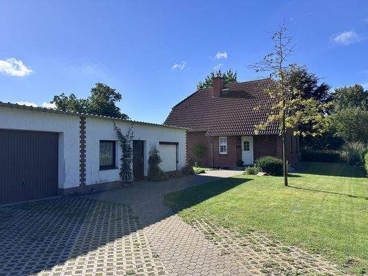 Zufahrt und Nebengelass