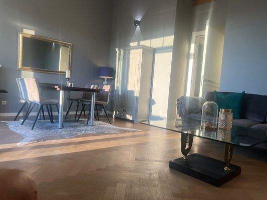 Wohnzimmer mit Essbereich