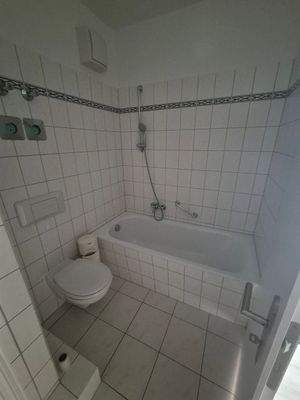 Modernes Badezimmer mit Wanne
