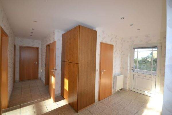 Flur (Blick zum Hauseingang)