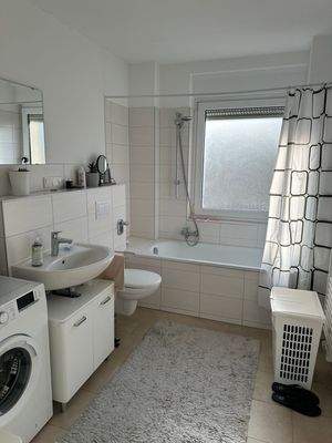 Tageslichtbad mit Wanne und WC.jpg