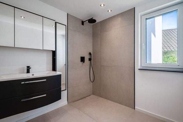 Bad mit Dusche &amp; Fenster (EG)