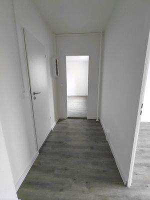 Leerer Flur mit Holzboden