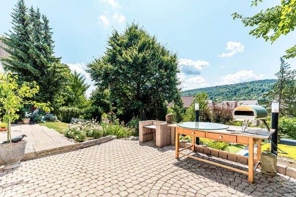 Einladende Outdoor-Lounge mit Panorama