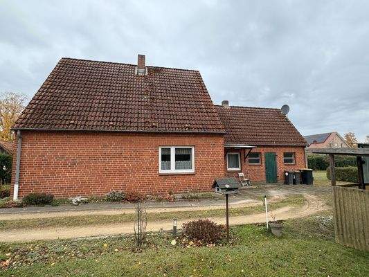 Einfahrt und Stellplatz