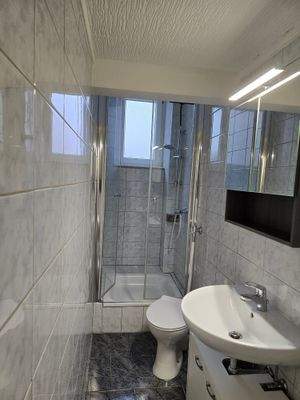 Duschbad mit Toilette