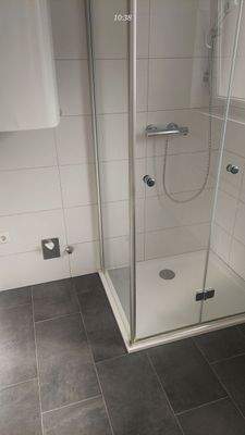 Bad mit Dusche und WM-Anschluss.jpg