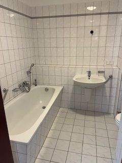 Badezimmer mit Wanne und Dusche