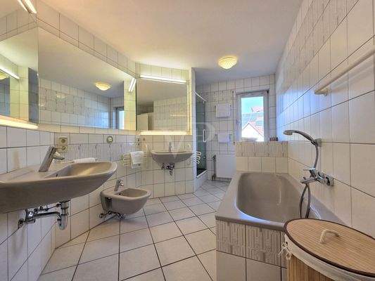 Großes Bad mit Wanne, Dusche und zwei Waschtischen