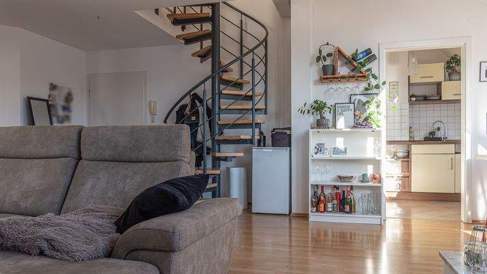 Wohnbereich mit Treppe ins Dachgeschoss