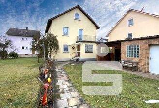 Ansicht mit Nebengebäude