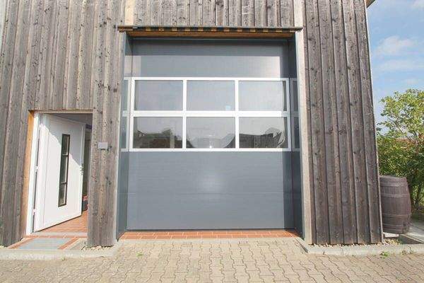 Großes Rolltor zum Werkstattbereich