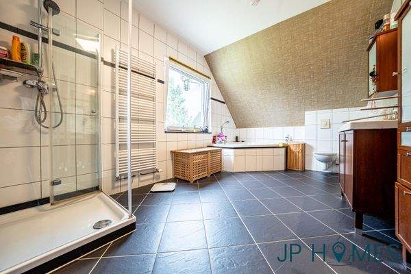 Badezimmer mit Dusche und Wanne