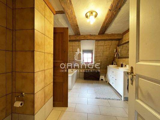 Das Badezimmer ist auch von der Galerie aus zu betreten