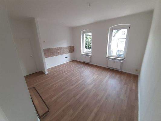 Wohnzimmer mit offener Küche