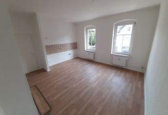 Wohnzimmer mit offener Küche