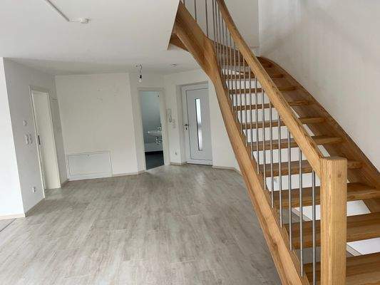 Treppenaufgan mit Blick in den Eingangsbereich.JPG