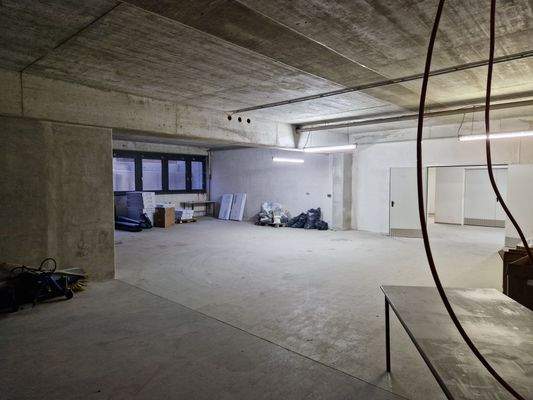 Blick von Zugang 2 zu Fenster und Eingang1