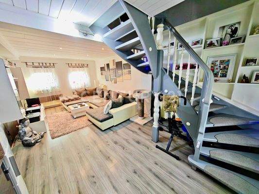 großer,heller Wohnbereich mit Treppe zum 2. OG