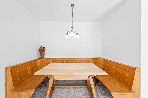 Großzügige Essecke im hellen Wohnbereich