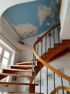 DG Aufgang unter Wolkenhimmel.