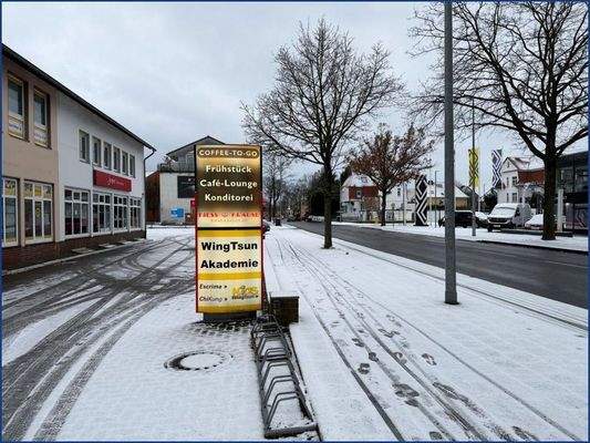 Werbepylon an der Straße