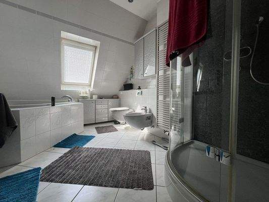 13. Haus re. Bad mit Eckwanne