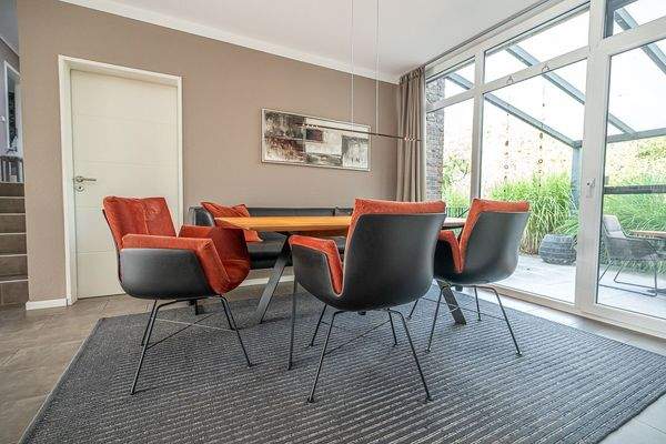 Gemütlicher Essbereich mit tollem Ausblick