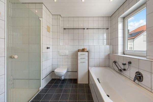 Tageslichtbad mit Wanne