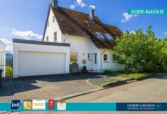Großzügiges Einfamilienhaus mit zwei Garagen